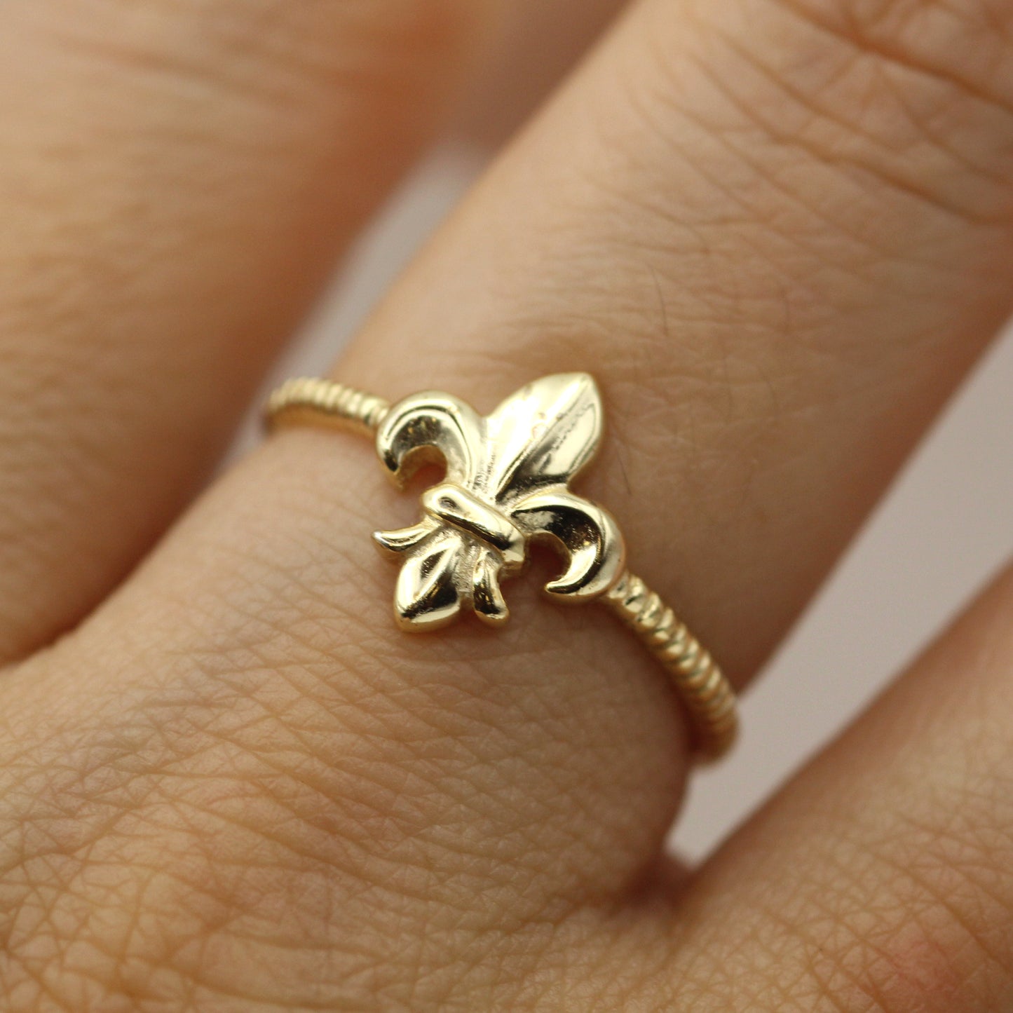 18k Antique Fleur De Lis Ring