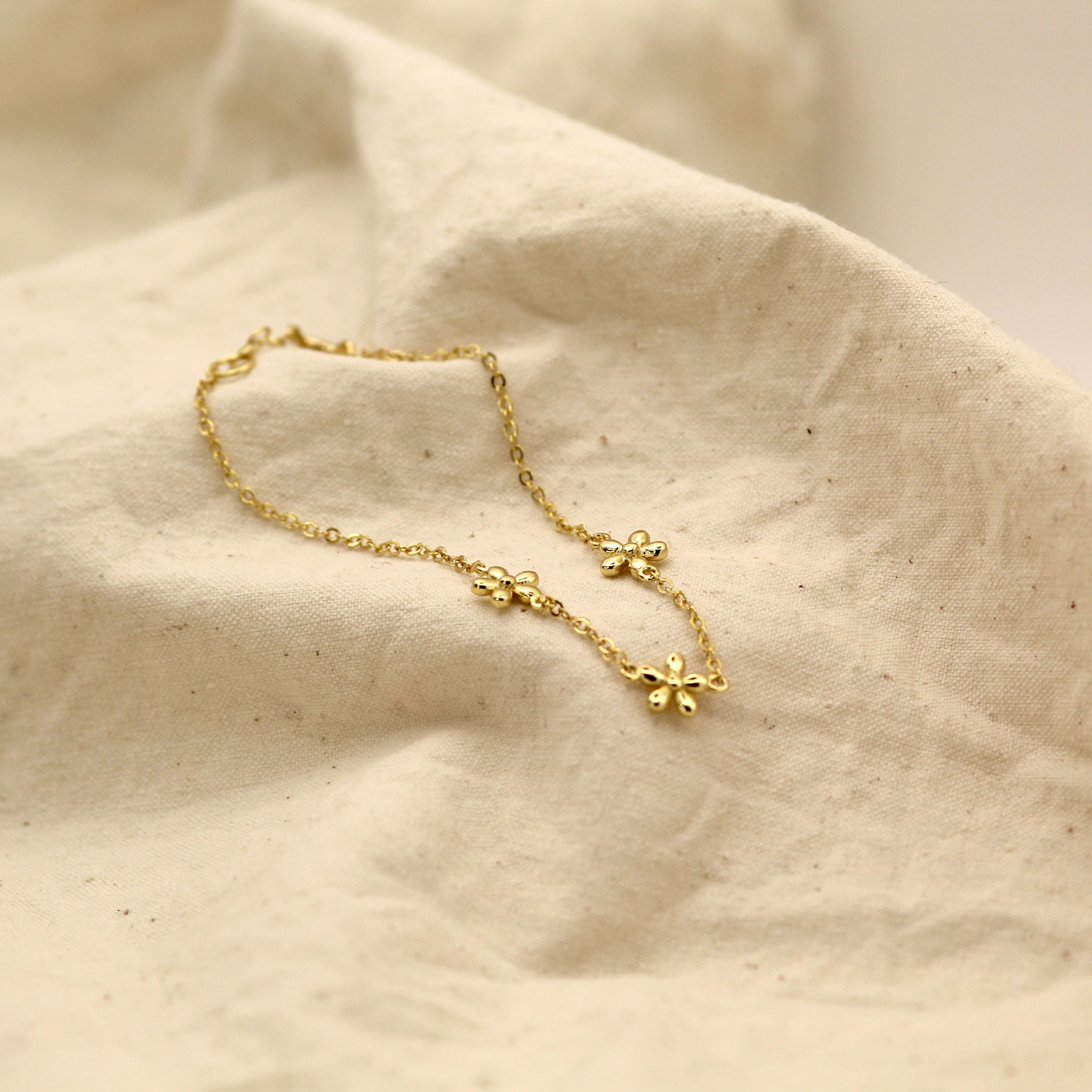 Minimalist bracelet for women - Delicate gold jewel - Boho chic flower jewelry - authentic Floral jewelry for her