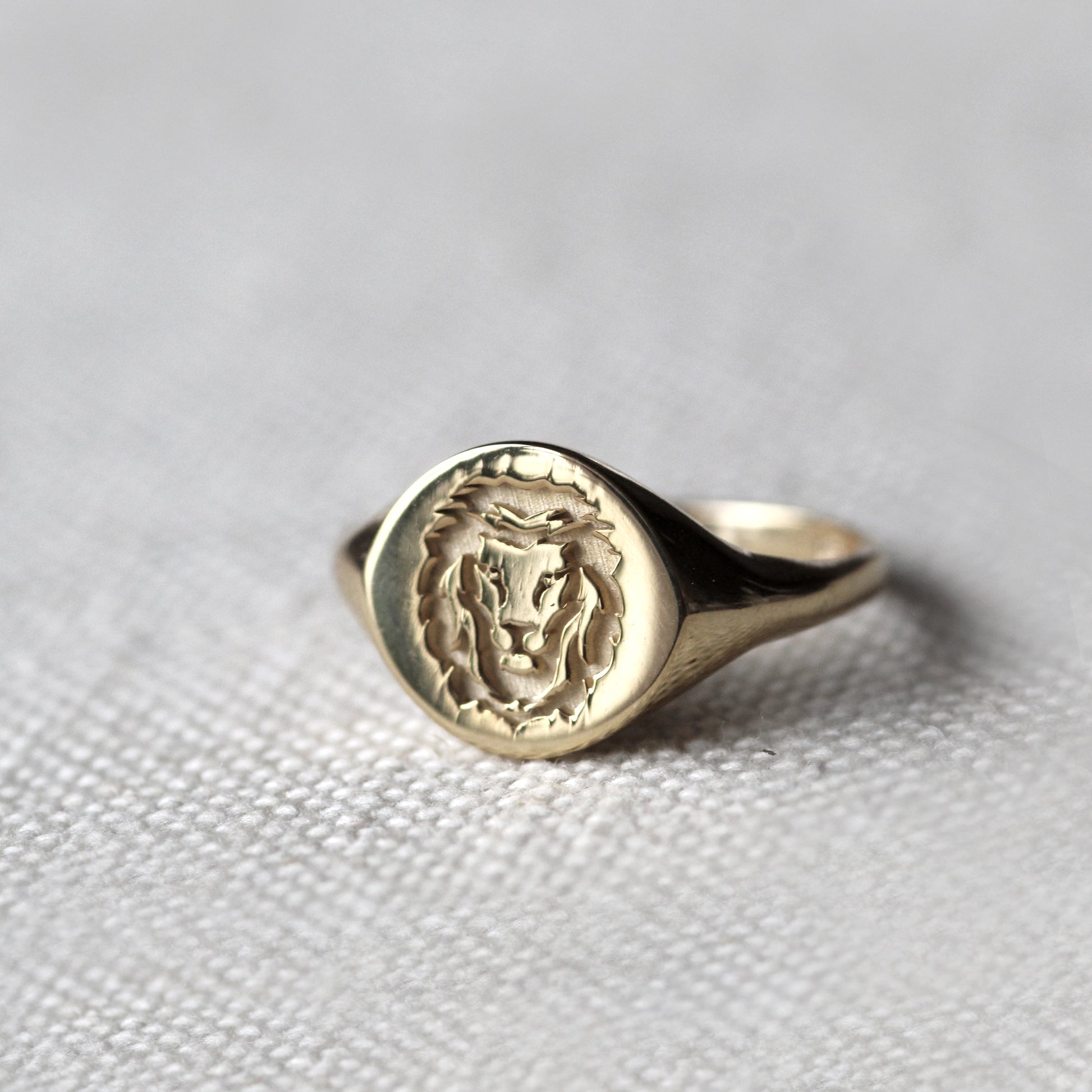 18k Lion Signet Gold Ring.