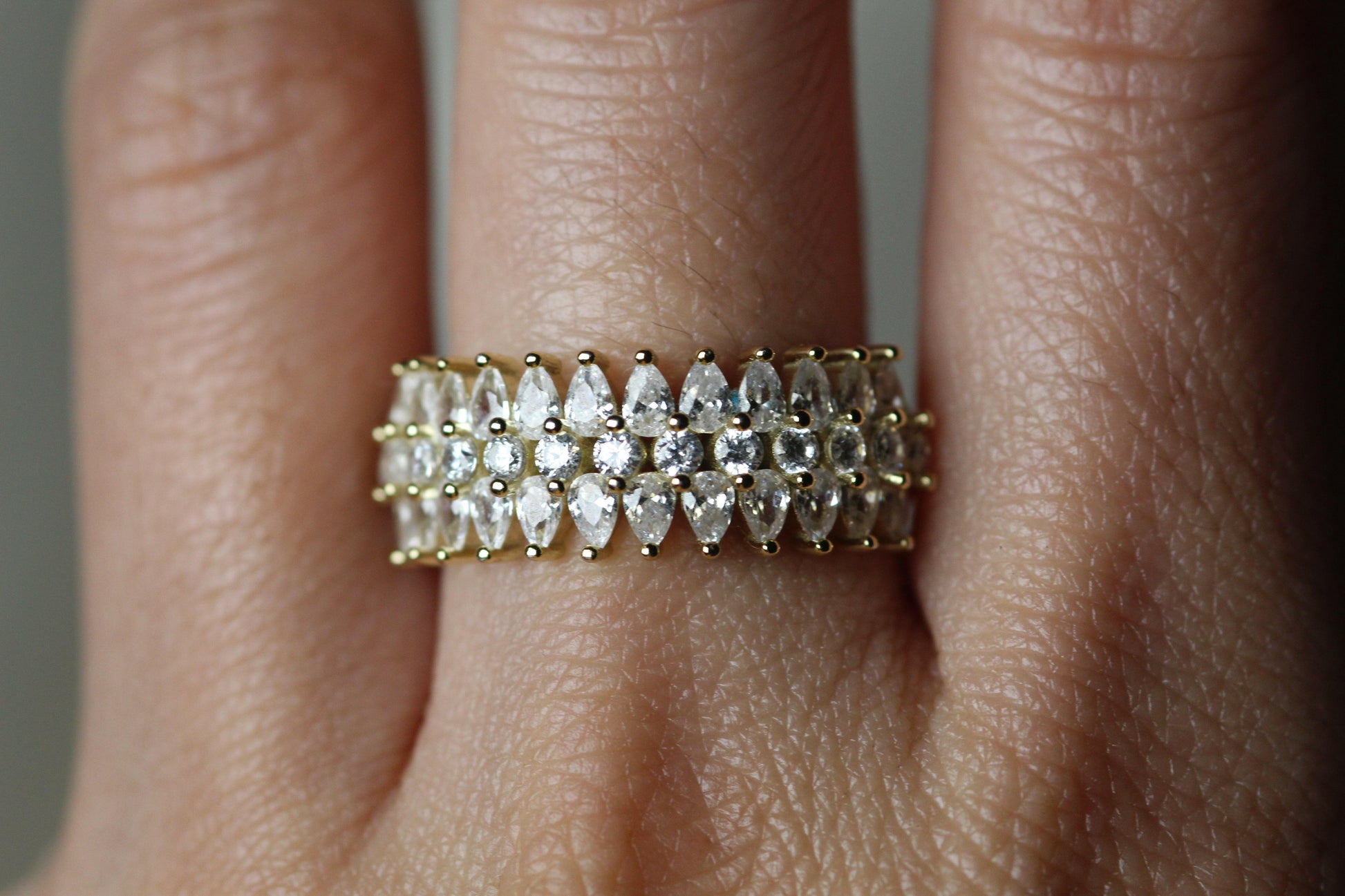 18K Spiking Natural Diamond Ring.