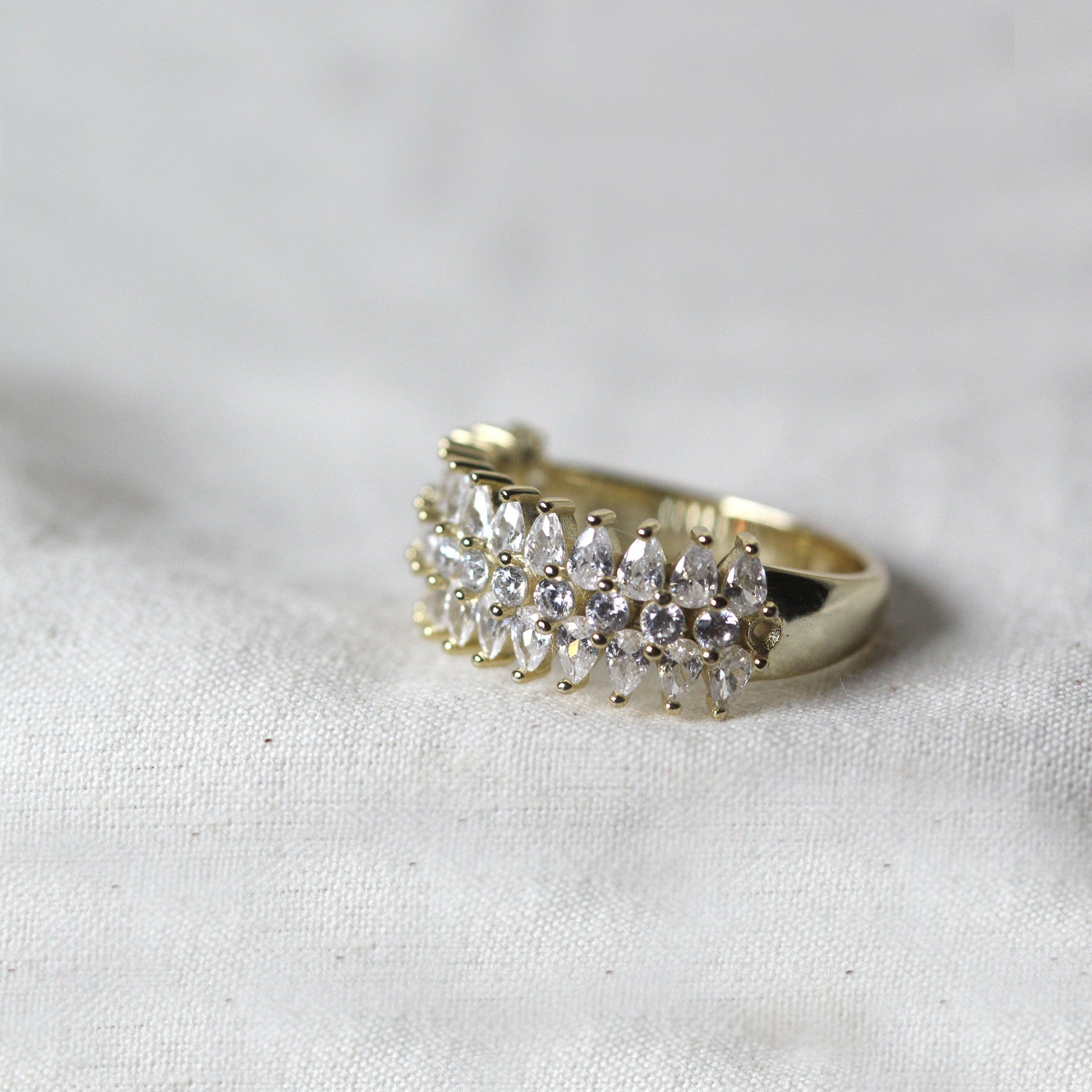 18K Spiking Natural Diamond Ring.