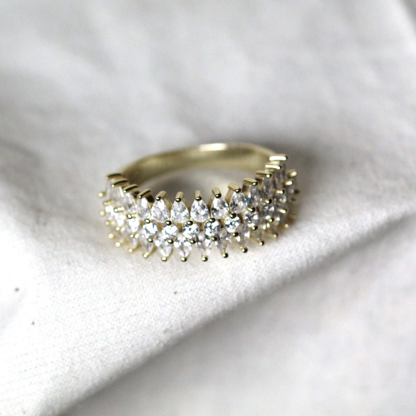 18K Spiking Natural Diamond Ring.